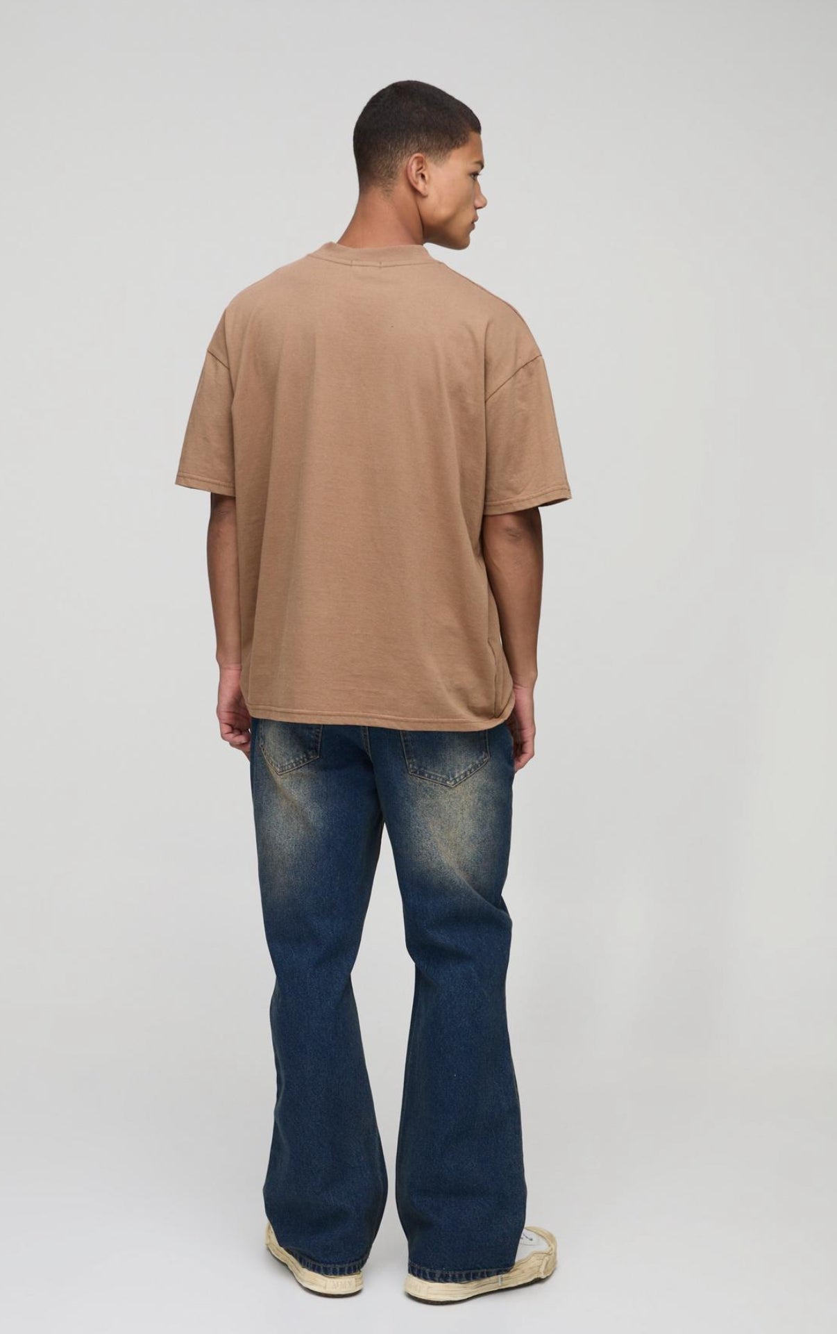 BoohooMAN Relaxed Flared Washed Ripped Knee Jeans