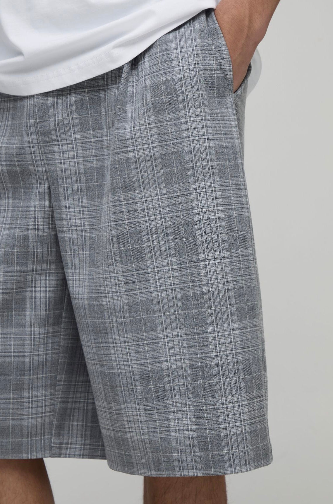 BoohooMAN Wide Leg Check Double Pleat Jort